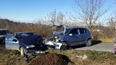 Köy yolunda iki araç kafa kafaya çarpıştı: 4 yaralı