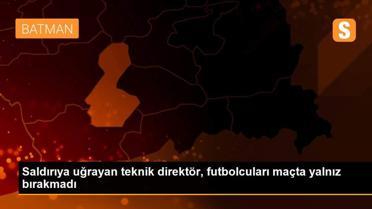 Saldırıya uğrayan teknik direktör, futbolcuları maçta yalnız bırakmadı