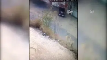 Sobayı tinerle yakmak isterken yanan işçinin görüntüleri güvenlik kamerasında