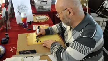 Kaligrafi sanatını Kütahya'nın sembolü çini tabaklar üzerinde sergiliyor