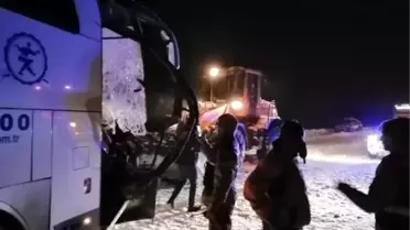 Sivas'ta yolcu otobüsü, kar küremesi yapan iş makinesiyle çarpıştı: 1 ölü