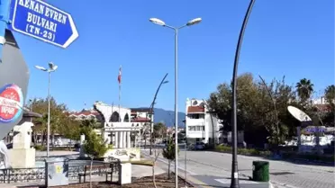 Marmaris'teki Kenan Evren Bulvarı'nın adı 'Bülent Ecevit Bulvarı' olarak değiştirildi