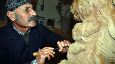 Odun parçaları Mustafa ustanın elinde sanata dönüşüyor