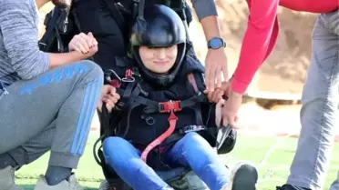 Yürüme engelli genç, yamaç paraşütüyle uçtu