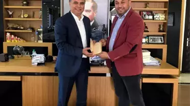 Azime Korkmazgil'den Başkan Uysal'a imzalı kitap