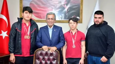 Şampiyonlar ayağının tozuyla Başkan Uygur'u ziyaret etti