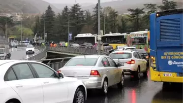 Sarıyer'de kayganlaşan yolda kaza yapan minibüs takla attı