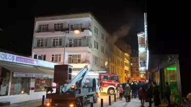 Binanın 4. katında çıkan yangın mahalleliyi sokağa döktü