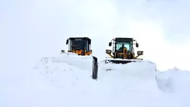 Muş'ta 2 metreyi bulan kar kalınlığı, ekiplere zor anlar yaşattı