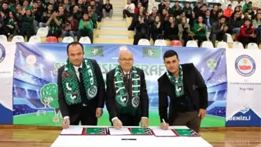 Sigarayla mücadeleye başlatan taraftarlar, kaleye sigara paketi fırlattı