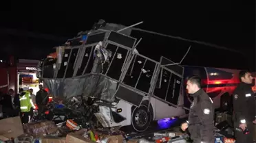 Kargo kamyonu ile otobüs çarpıştı; 2 ölü 26 yaralı
