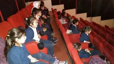 Kaymakam Erat'tan köy öğrencilerine sinema sürprizi