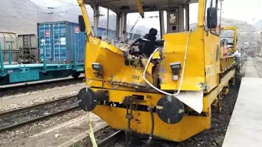 Sivas'ta demir yolunda iş makinesiyle mobil araç çarpıştı: 1 ölü, 7 yaralı
