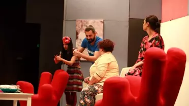 'Bence Hiç Komik Değil' adlı oyun OKM'de sahnelendi