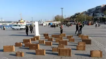 Üsküdar'da tel örgüler içinde valizli etkinlik... Ülkelerini terk etmek zorunda kalanlara vurgu...