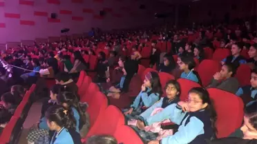 Ağrı'da Yarım Gün Ülkesi oyunu sahne aldı