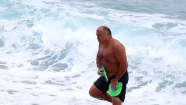 Kırmızı koda rağmen dev dalgalarda deniz keyfi