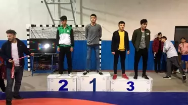 Şaphaneli öğrenciler güreşte rakip tanımıyor