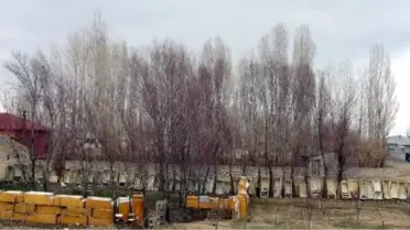 Atık buzdolaplarından bahçesine duvar ördü
