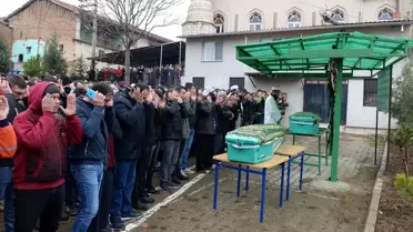 Uşak'ta durakta bekleyen yolculara otomobil çarptı: 3 ölü