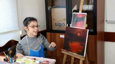 Bedensel engelli İrem resim tutkusuyla hayata bağlandı