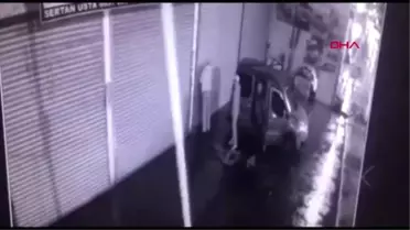 Girdikleri iş yerlerinde ne bulurlarsa çalan şüpheliler kamerada