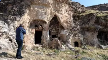 Diyarbakır'da kaya mezarında Süryanice kitabe bulundu