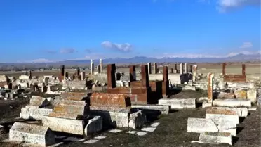 Erciş'te Selçuklu Mezarlığı definecilerin hedefi