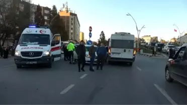 Sultangazi'de ters yönden gelen otomobille minibüs çarpıştı