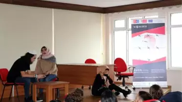 Yabancı öğrenciler, mültecilere yönelik ayrımcılığı sahneye taşıdı
