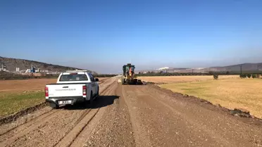 Yol çalışmaları yağmur çamur dinlemiyor