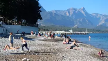 Kemer'de tatilciler denize girdi