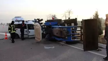 Hafif ticari araç, pulluk takılı traktöre çarptı: 2'si ağır 3 yaralı