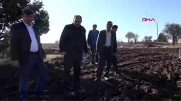 Kütahya traktörle tarla sürerken, 1800 yıllık mezar taşı buldu