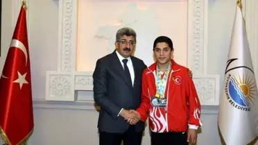 Vali Bilmez, Avrupa ikincisi olan halterciyi kabul etti