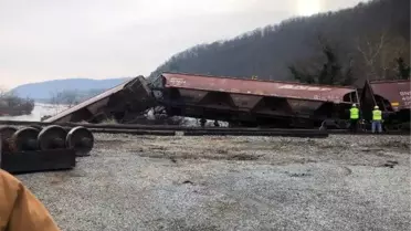 ABD'de yük treni raydan çıktı, vagonlar nehre yuvarlandı