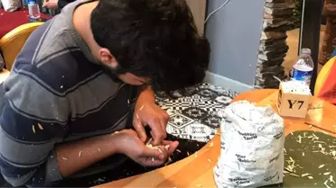Kafe işletmecisi, öğrencilere destek amaçlı çekirdek çitleme yarışması düzenledi