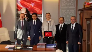Güneri, Dünya Boks Şampiyonası yarı finale adını yazdırdı