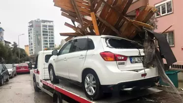 (Özel) Rüzgarın uçurduğu çatının parçaları aracın tavanına ok gibi saplandı