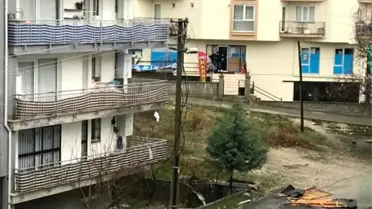 Şiddetli esen rüzgar reklam panolarını devirdi, çatıları uçurdu