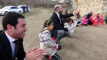 Başkan Davulcu, çocuklarla oyun oynayıp hediyeler dağıttı
