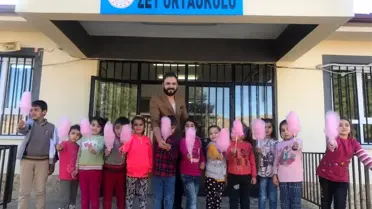 Köy okulu öğrencilerine pamuk şeker sürprizi