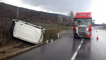 Tırla minibüs çarpıştı: 3 yaralı