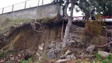 Okulun bahçe duvarı çöktü, sokak sakinleri tedirgin
