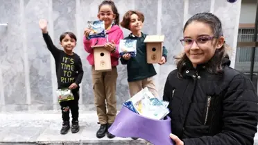 Sokak hayvanları için limonata ve kurabiye sattılar