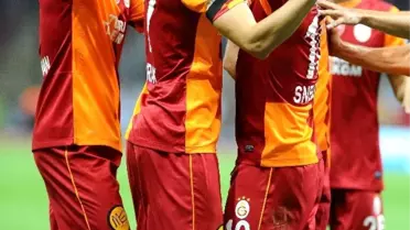 Wesley Sneijder, jübilesine Selçuk İnan ve Burak Yılmaz'ı çağırdı