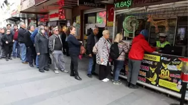 80 milyonluk büyük ikramiyenin hayalini kuranlar bayilerin önünde kuyruk oluşturdu