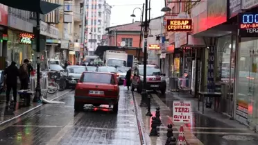 Baygınlık geçiren şahsın cebindeki parayı çalan zanlıya esnaftan tepki