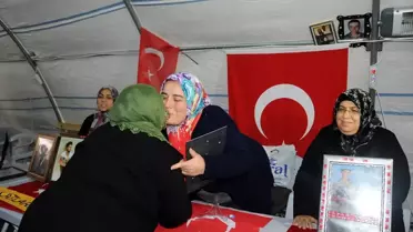 Evladına kavuşma sevincini oturma eylemi yapan annelerle paylaştı