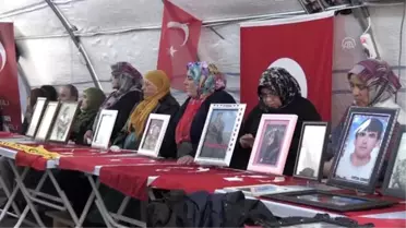 Evladına kavuşma sevincini oturma eylemi yapan annelerle paylaştı